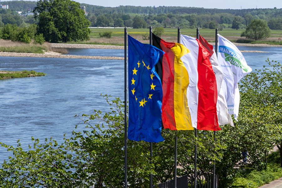 Europäische, deutsche, polnische und Frankfurter Flagge vor der Oder