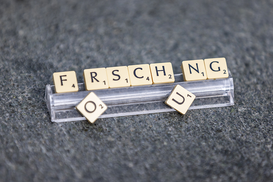 forschung, Buchstaben von Scruble, grauer Hintergrund