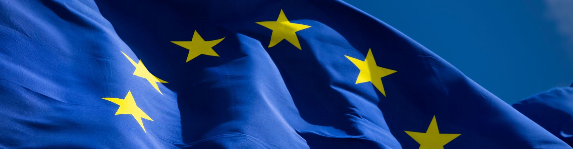 Fahne der Europäischen Union vor der Europäischen Kommission in Brüssel