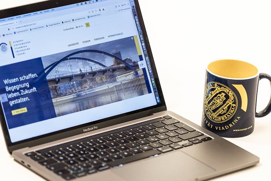 Laptop mit der Seite viadirna, viadrina Tasse