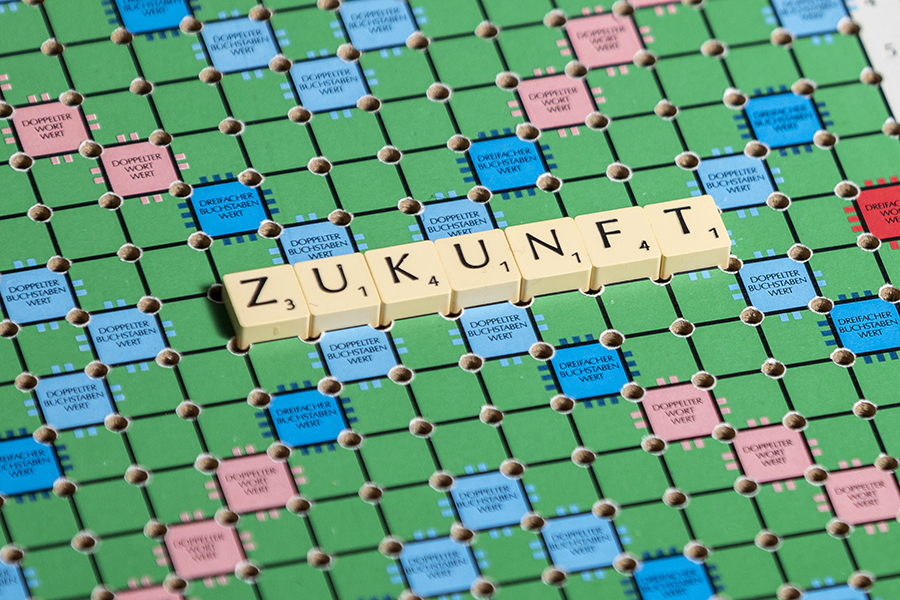 Wort "Zukunft" auf Scrabble-Brett, Ansicht von oben