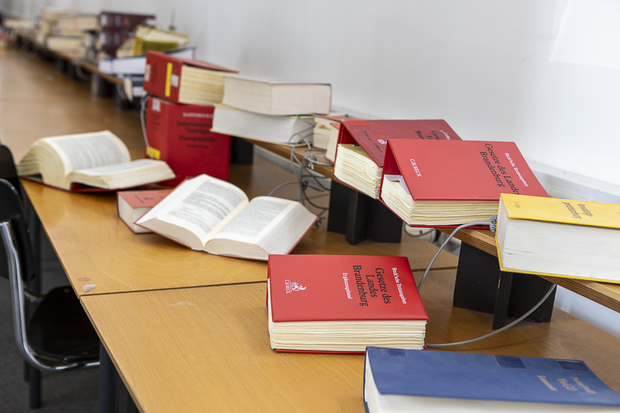 dicke Bücher in der Bibliothek