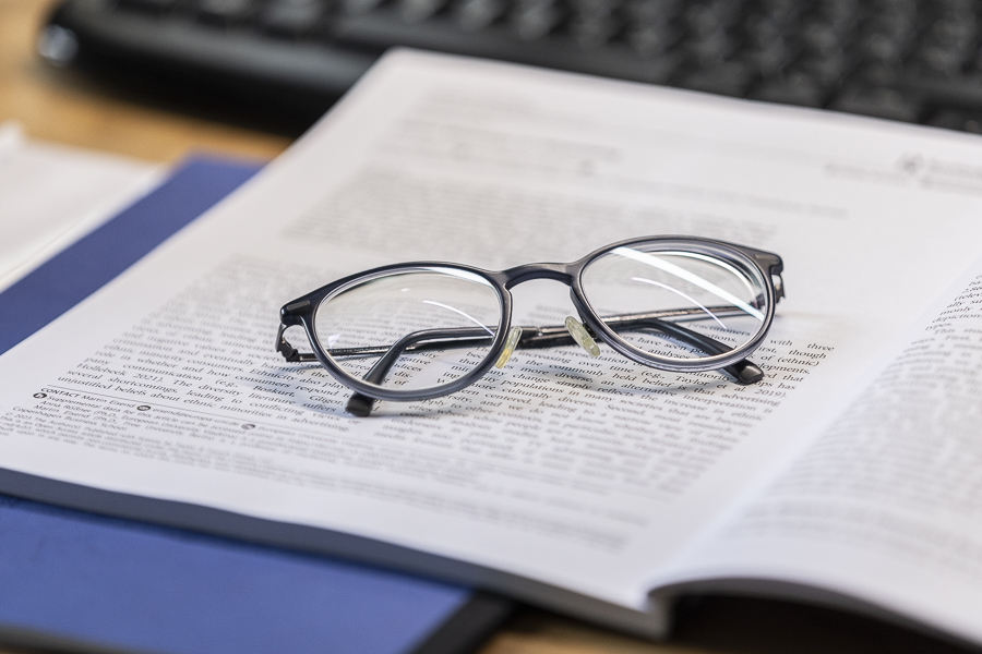 Brille auf dem Dokument