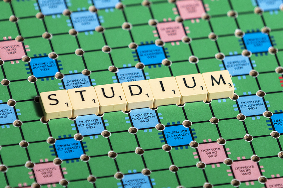 Wort "studium" auf Scrabble-Brett, Ansicht von oben, Großaufnahme