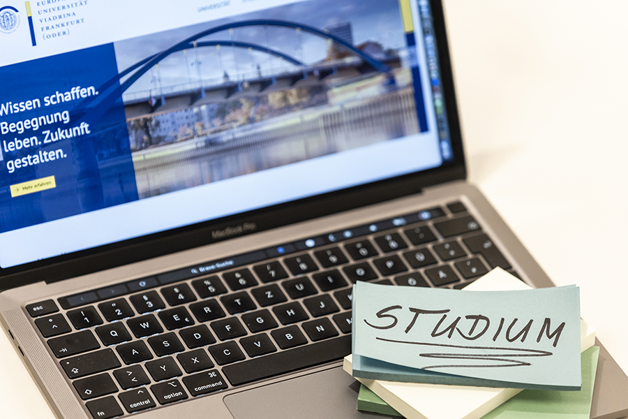 Wort "Studium" auf einem Zettel, auf dem Computer