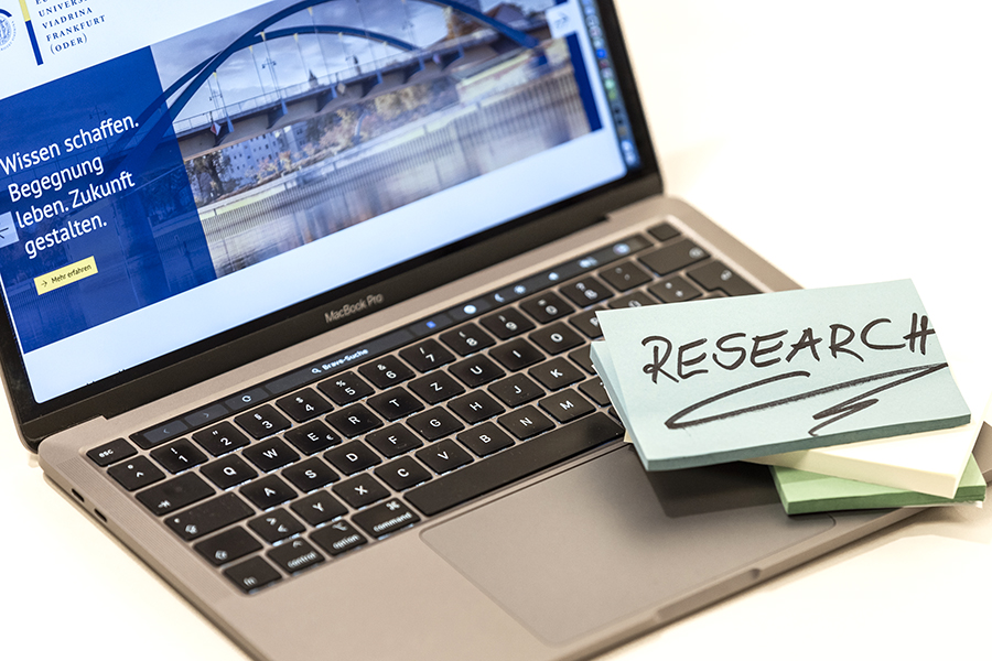 Wort "research" auf einem Zettel, auf dem Computer