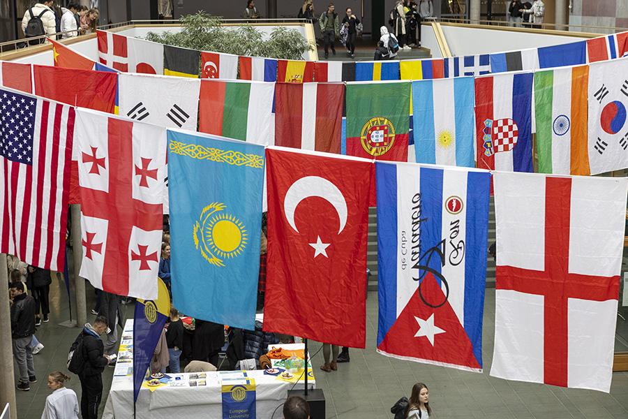 Verschiedene Länderfahnen zum International Day im Foyer des Viadrina Gräfin-Dönhoff-Gebäudes